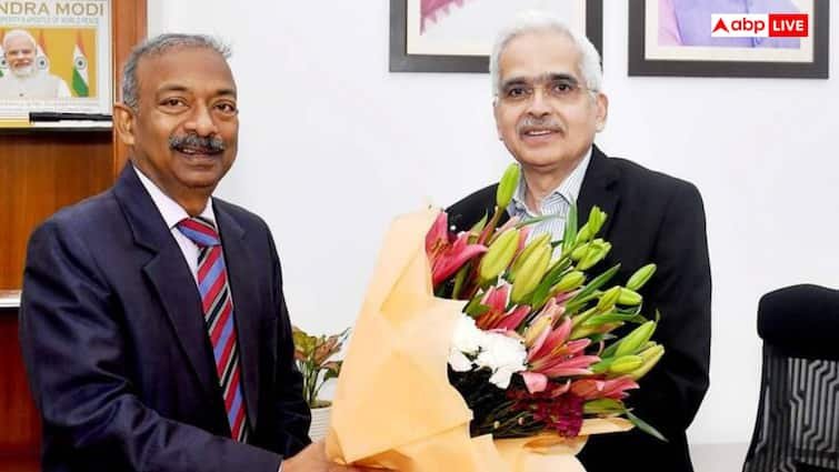 उपराष्ट्रपति के सेक्रेटरी बने रिटायर्ड IAS अमित खरे, जानें उन्हें मिलेगी कितनी सैलरी