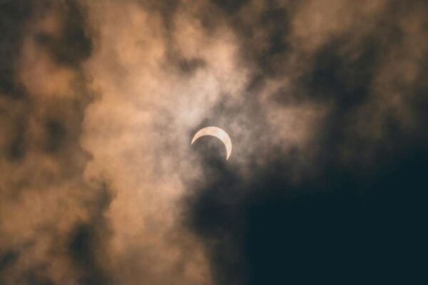 Chandra Grahan 2025 Ka Sabhi Rashiyon Par Prabhav, चंद्र ग्रहण का 12 राशियों पर प्रभाव: Chandra Grahan 2025 Effects On Zodiac Signs In Hindi